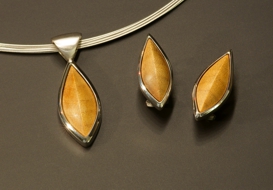 Navette aus Kirschbaumholz